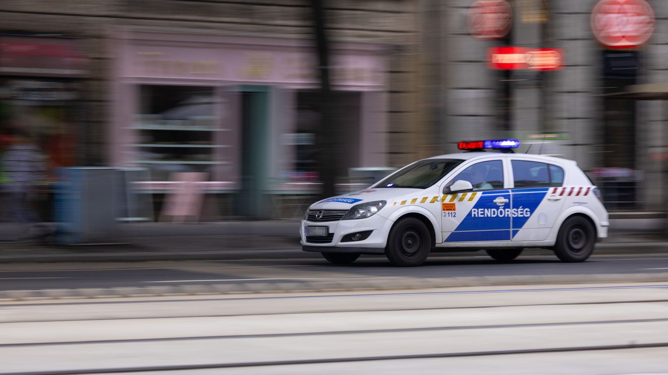 Budapest, 2024. június 29.
Rendõrautó közlekedik a Blaha Lujza tér környékén.
MTVA/Lapis Renáta
***************************
Kedves Felhasználó!
Ez a fotó nem a Duna Médiaszolgáltató Zrt./MTI által készített és kiadott fényképfelvétel, így harmadik személy által támasztott bárminemû – különösen szerzõi jogi, szomszédos jogi és személyiségi jogi – igényért a fotó szerzõje/jogutódja közvetlenül maga áll helyt, az MTVA felelõssége e körben kizárt.