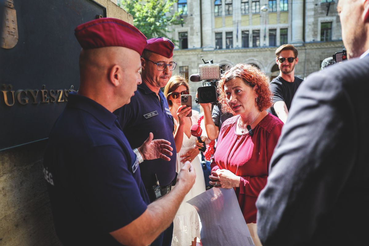 Vadai Ágnes sajtáj. Legfőbb Ügyészség előtt Kiss László ügy