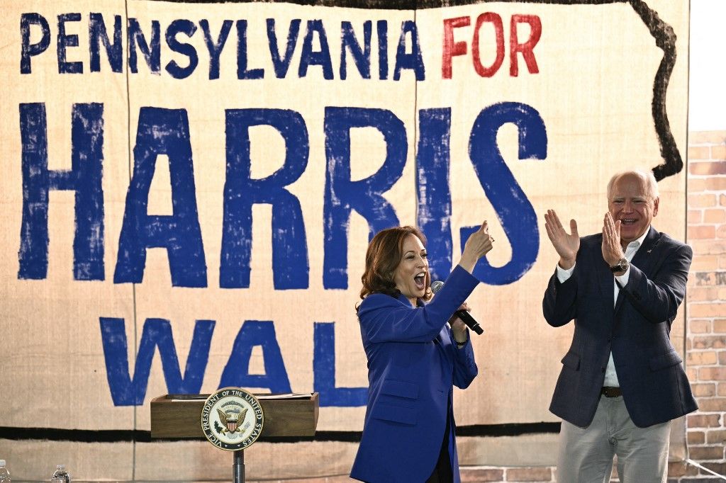 Az Egyesült Államok alelnöke és a demokraták elnökjelöltje, Kamala Harris és Minnesota kormányzója, Tim Walz a pennsylvaniai Rochesterben 2024. augusztus 18-án. 