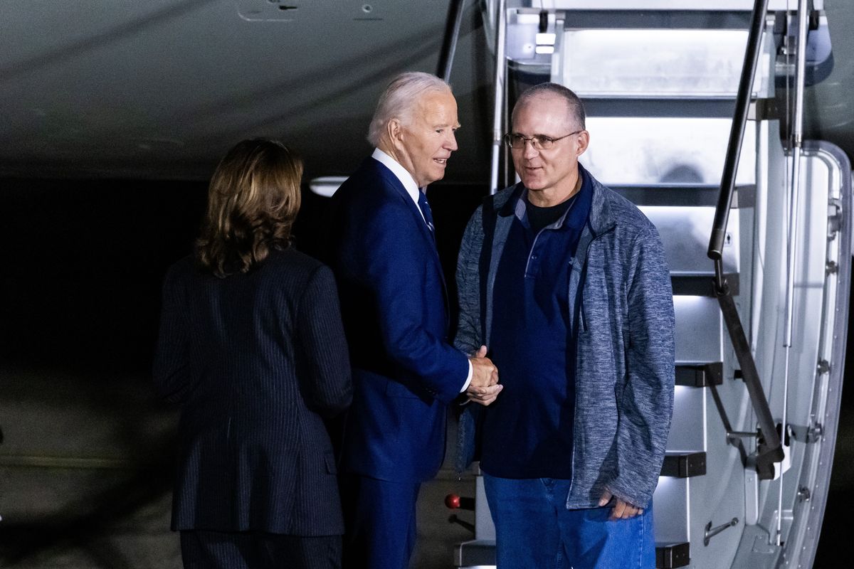 Joe Biden amerikai elnök és Kamala Harris alelnök fogadja Paul Whelan volt amerikai tengerészgyalogost az Andrews légitámaszponton 2024. augusztus elsején