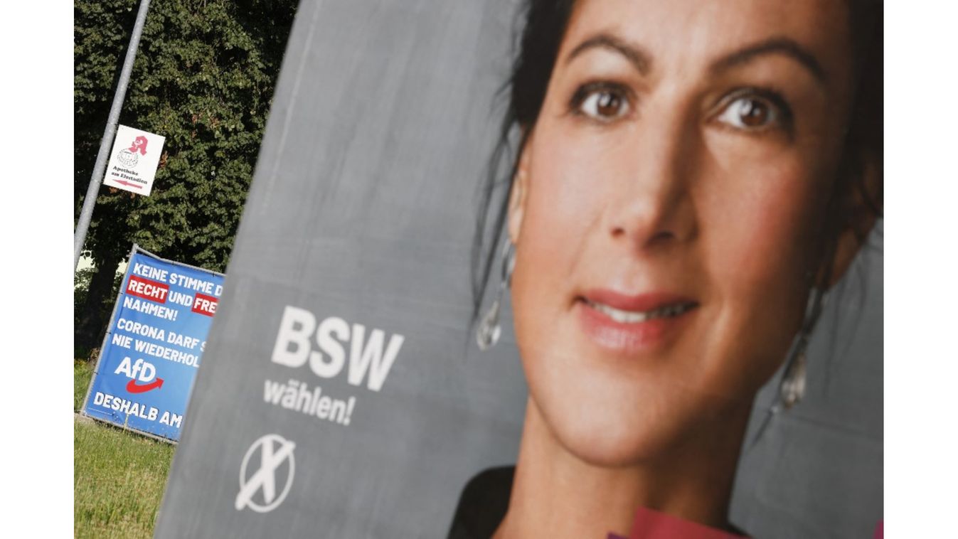 Az új német baloldali párt, a Buendnis Sahra Wagenknecht (BSW, Sahra Wagenknecht Szövetség) választási plakátja a szászországi Weisswasserben 2024. augusztus 14-én, a szeptember 1-jén esedékes polgármester-választás előtt.