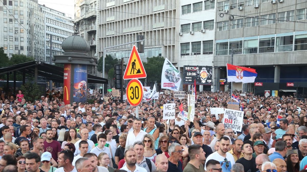 Magyarország szomszédjában rendkívüli egyeztetést hívott össze az elnök a tüntetések miatt + videó