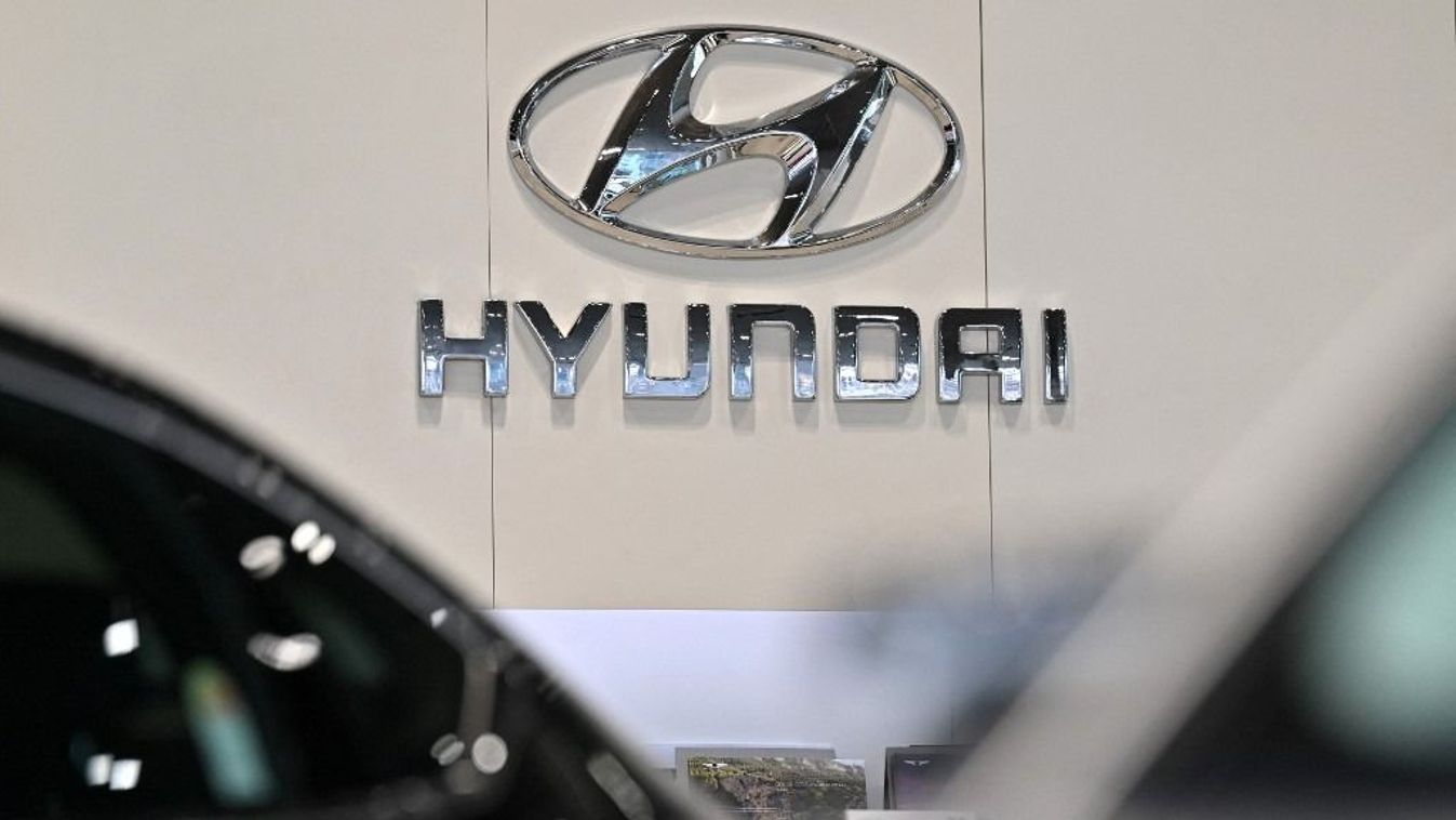 A Hyundai Motor logója egy szöuli autókereskedésben