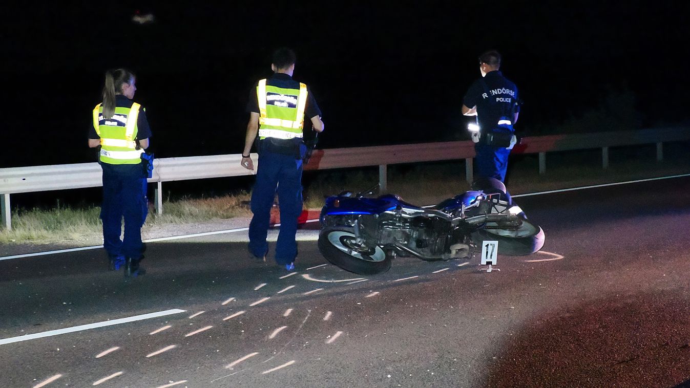 Kecskemét, 2024. augusztus 17.
Rendõrök helyszínelnek a 445-ös fõúton, Kecskemét északi elkerülõ szakaszán, ahol egy motorkerékpár összeütközött egy személyautóval 2024. augusztus 17-én. A balesetben a motort vezetõ férfi leesett a jármûrõl és életét vesztette.
MTI/Donka Ferenc