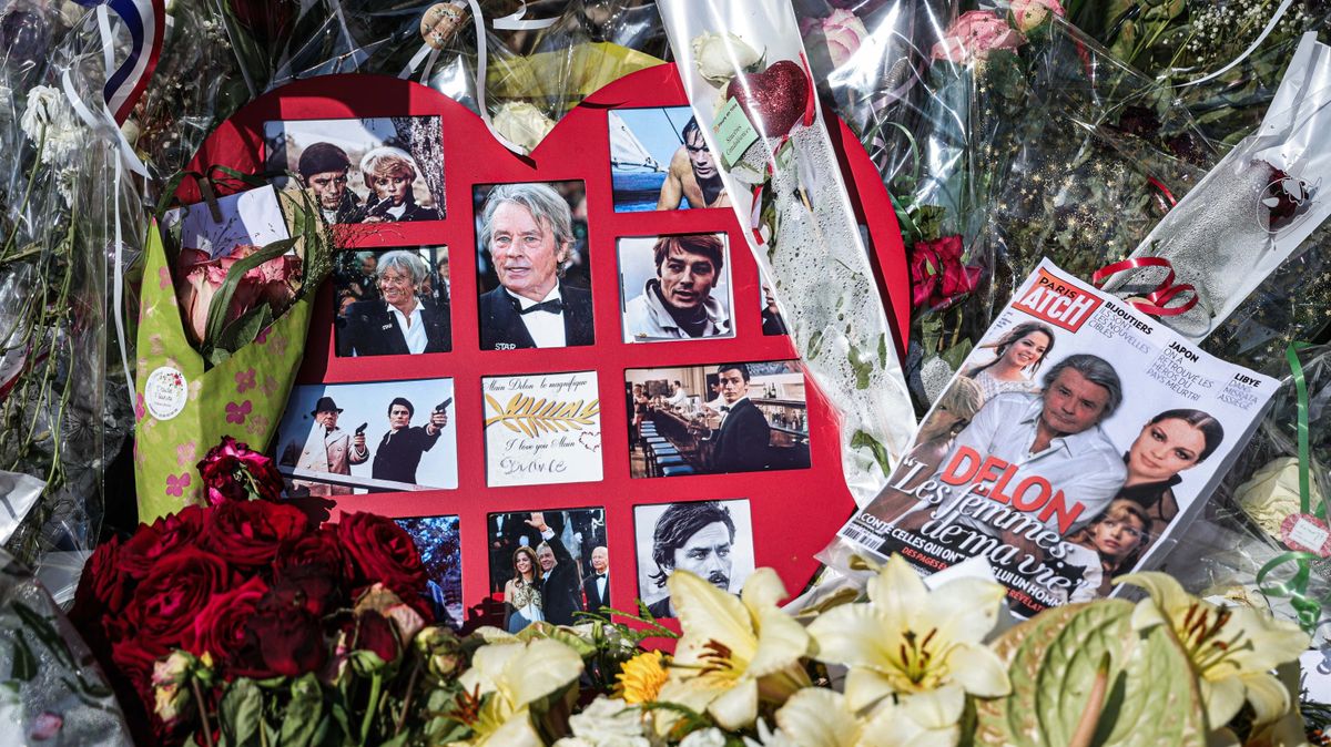 Eltemették Alain Delont, erre adtak „kivételes jelleggel” engedélyt a hatóságok + galéria