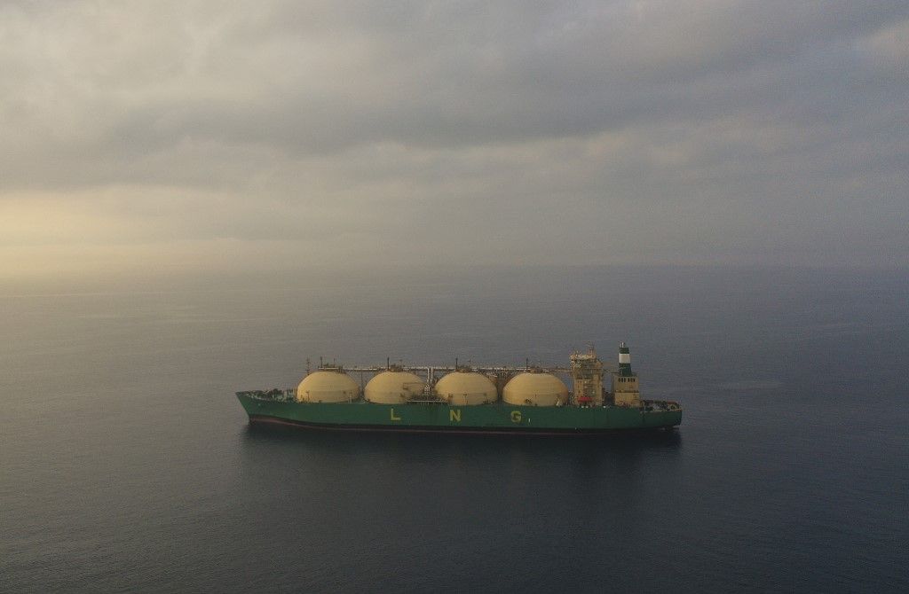 A Palau zászlaja alatt hajózó ASYA ENERGY LNG-szállító tartályhajó Limasszol földközi-tengeri kikötőjének partjainál horgonyoz ki 2024. június 29-én. (Fotó: Danil Shamkin / NurPhoto / NurPhoto az AFP-n keresztül)