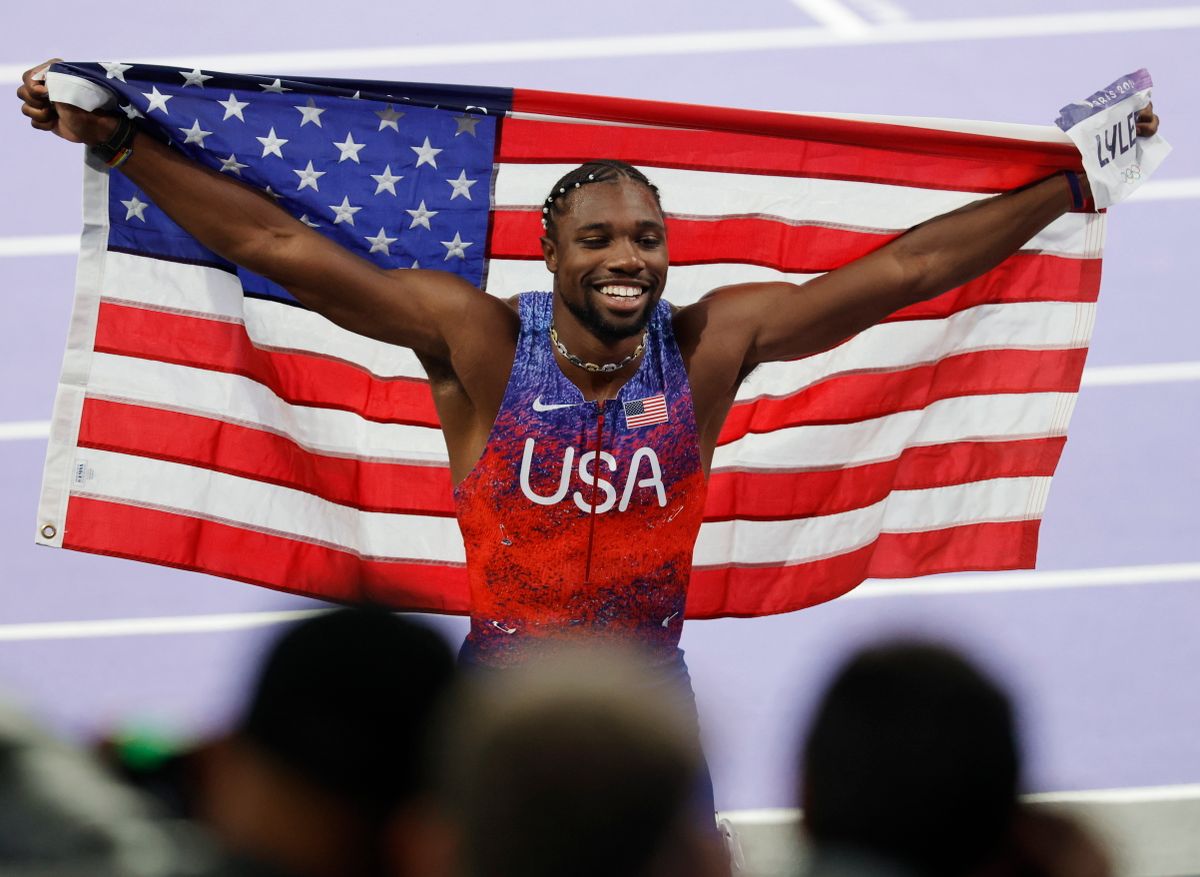 Saint-Denis, 2024. augusztus 4.
Az amerikai Noah Lyles (b), ünnepel, miután megnyerte a férfi 100 méteres síkfutás döntõjét a saint-denis-i Stade de France-ban 2024. augusztus 4-én. olimpia 2024
