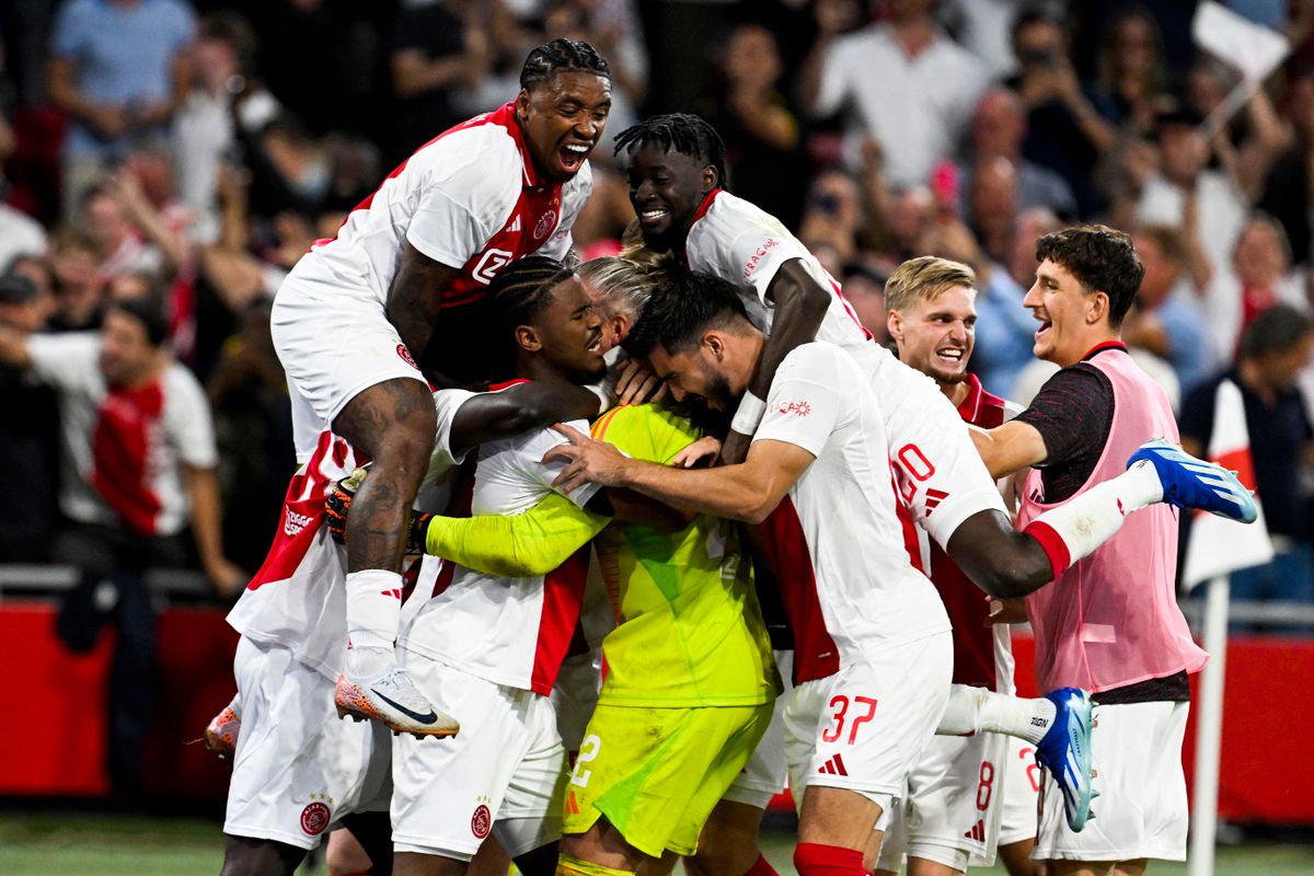 Ajax Pasveer Brobbey players celebrate after winning the penalty shootout at the end of the UEFA Európa Liga 3rd Qualifying Round second leg football match between Ajax FC and Panathinaikosz FC at the Johan Cruyff Arena, in Amsterdam, on August 15, 2024.  (Photo by Olaf Kraak / ANP / AFP) / Netherlands OUT