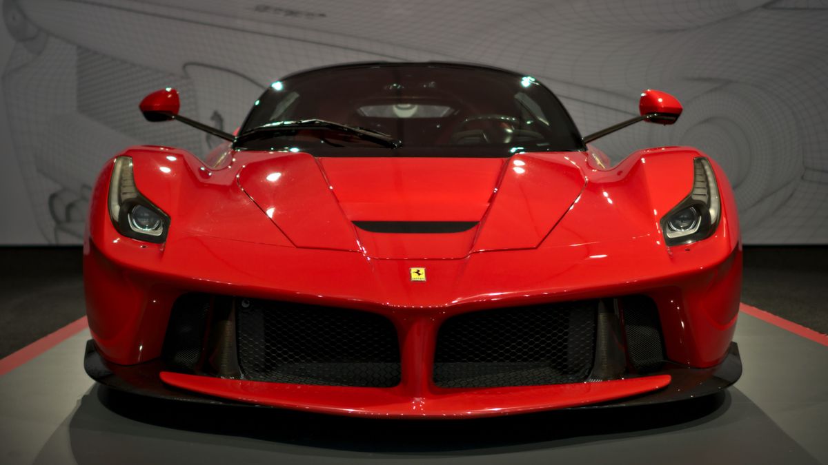 Igazi ritkaságnak számító Ferrari szupersportautót kaptak lencsevégre Debrecenben + képek