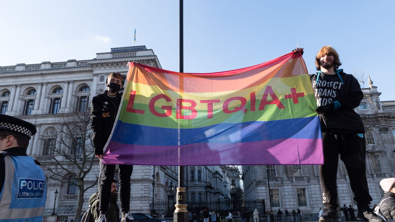 A genderlobbi mellett tüntetők az egyik londoni megmozduláson 