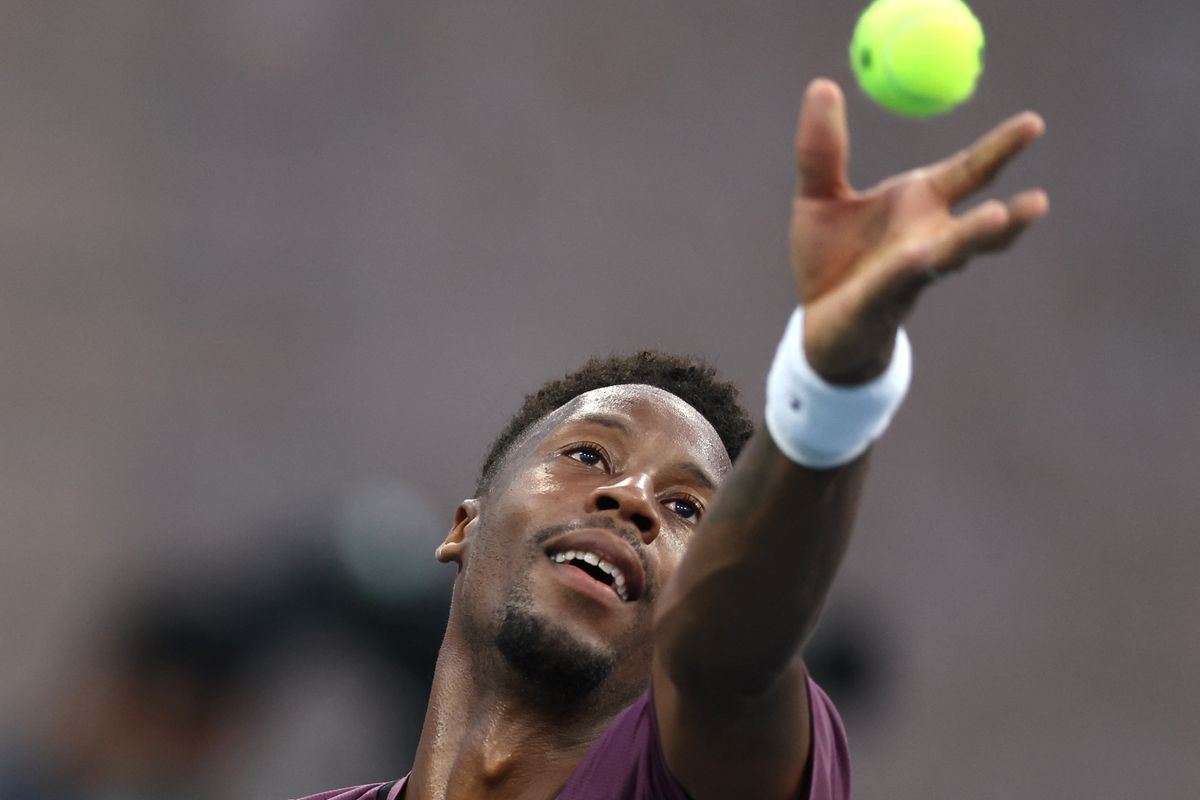 France's Gael Monfils serves the ball to Norway's Casper Ruud during their men's singles second round tennis match on day three of the US Open tenisz tournament at the USTA Billie Jean King National Tennis Center in New York City, on August 28, 2024. (Photo by CHARLY TRIBALLEAU / AFP)