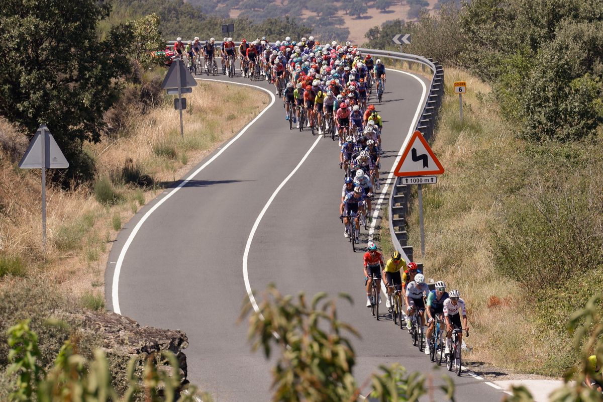 Plasencia, 2024. augusztus 20.
Versenyzõk a Vuelta a Espana spanyol országúti kerékpáros körverseny negyedik, a spanyolországi Plasencia és Pico Villuercas közötti, 170,5 km-es szakaszán 2024. augusztus 20-án.
Valter Attila Primoz Roglic