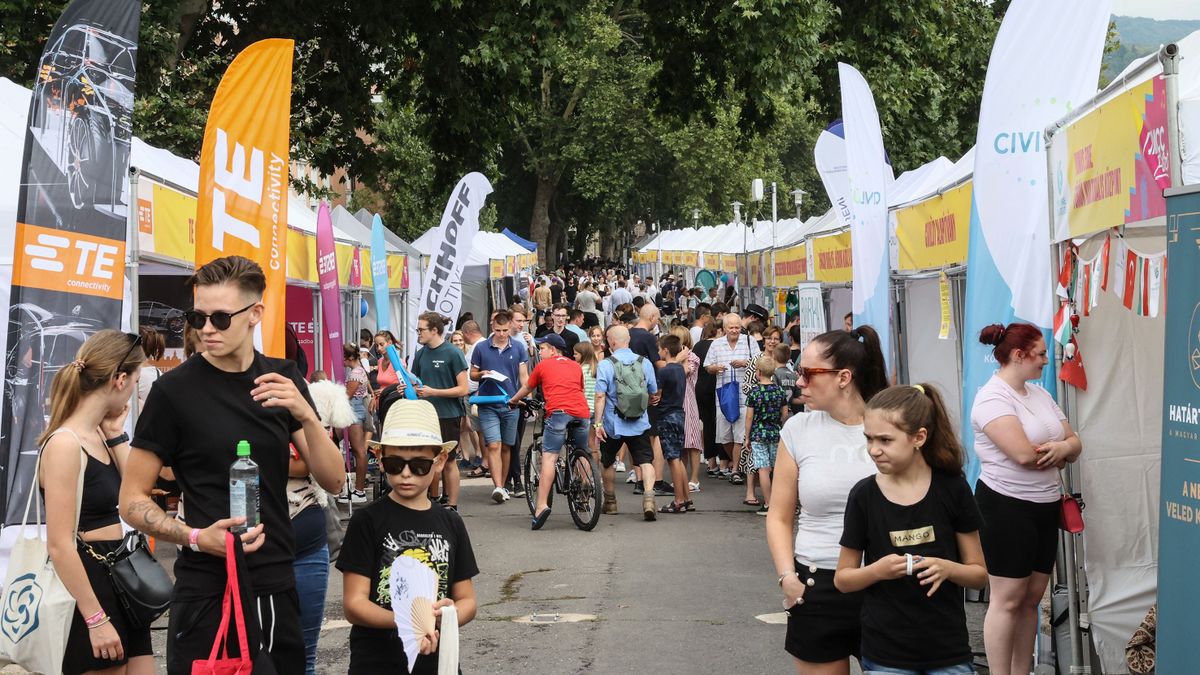 Jobboldali fesztiválokra áramlanak a fiatalok tömegei