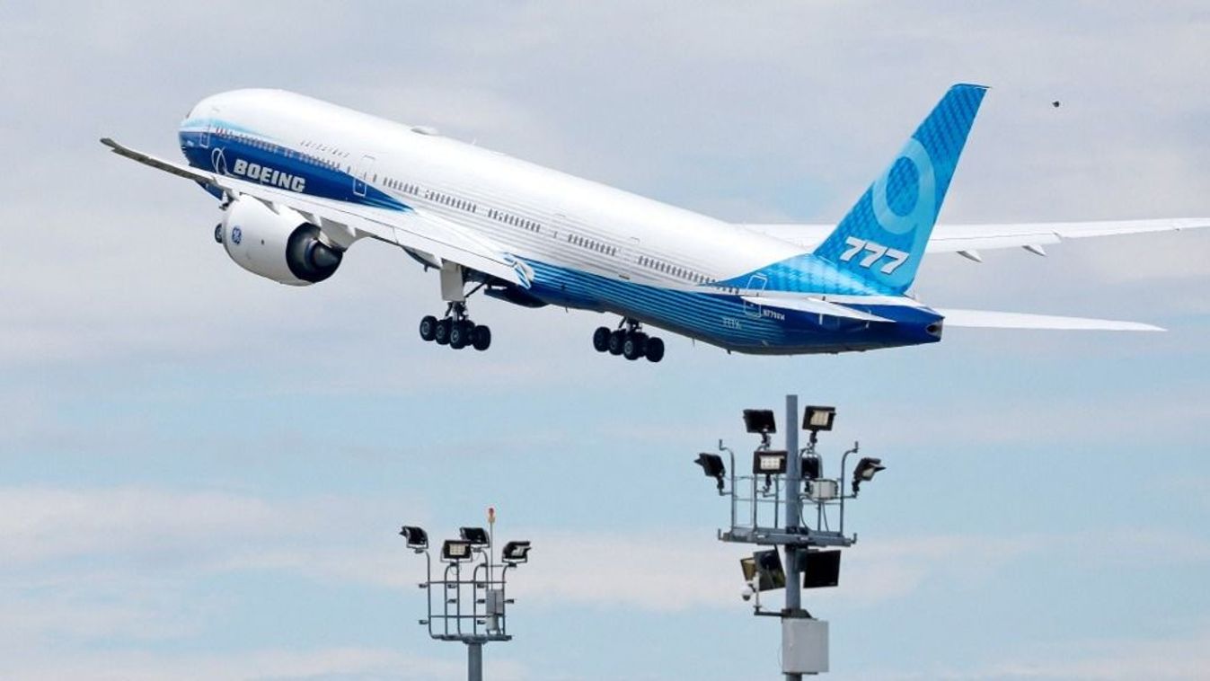 Egy 777X tesztrepülőgép száll fel a Paine Fieldről 2024. június 26-án a washingtoni Everettben. A 777X, a Boeing legújabb inkarnációja a népszerű 777-es családból, több mint 500 megrendelést kapott, bár kereskedelmi forgalomba még nem állt. A Boeing eredeti tervei szerint a repülőgép 2020 januárjában állt volna szolgálatba.