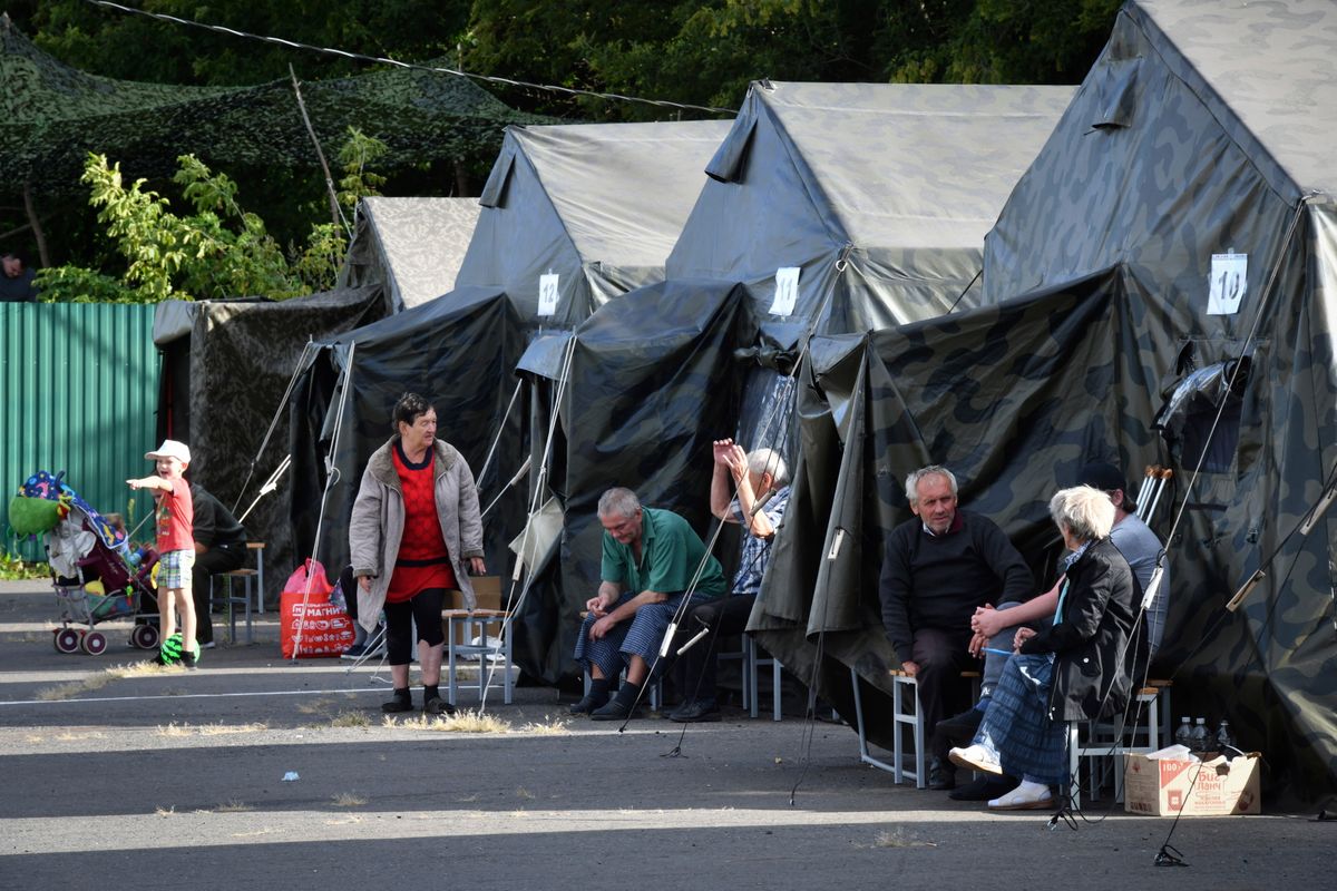 A Kurszk megye elleni ukrán támadások miatt evakuált lakosok egy kurszki menekültközpontban 2024. augusztus 12-én. 