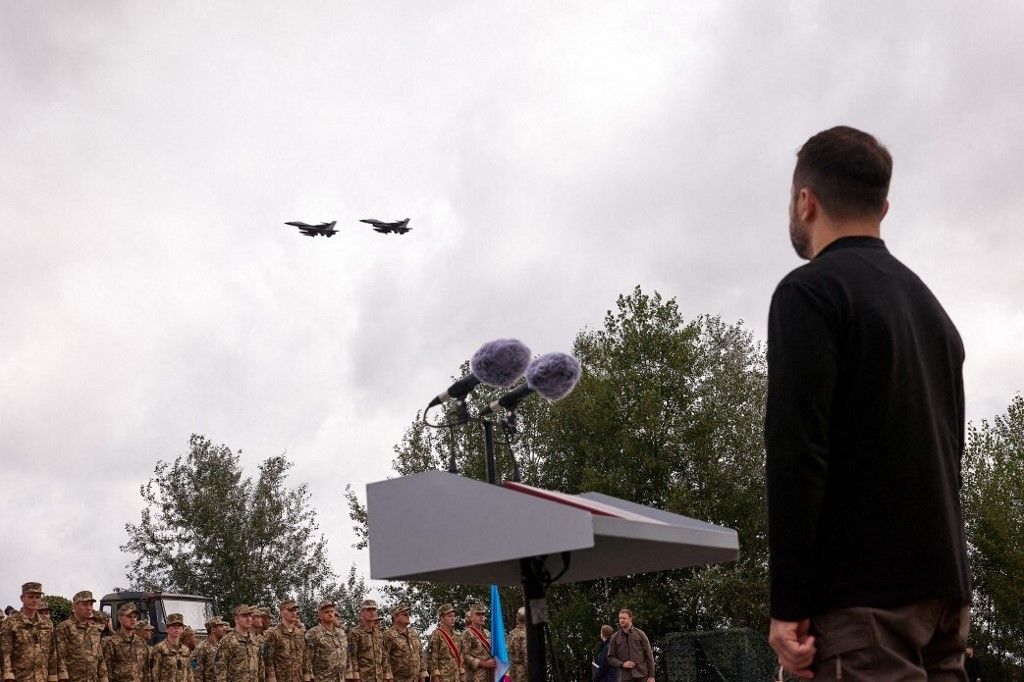 Az F-16-osok a Sky Fighting-ben teljesítenek Volodimir Zelenszkij ukrán elnök beszédet mond, amelyben gratulál az ukrán hadseregnek az első General Dynamics F-16 Fighting Falcon előtti lelátón, amelyet Ukrajna fogadott 2024. augusztus 4-én Ukrajnában.