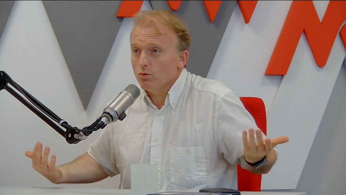 Rendőrtől kapott halálos fenyegetést a költő
