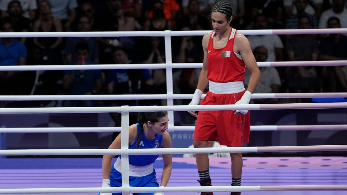 Paris, 2024. augusztus 1.
Az algériai Imane Helif (j), miután az olasz Angela Carini (b) feladta a 2024-es párizsi nyári olimpia nõi ökölvívótornája 66 kilogrammos súlycsoportjának nyolcaddöntõjében vívott mérkõzést az Észak-párizsi Arénában 2024. augusztus 1-jén. Helifet a 2023-as világbajnokságról magas tesztoszteronszintje miatt kizárták.
Hámori Luca ellenfele magyar csapat olimpia 2024 MOB