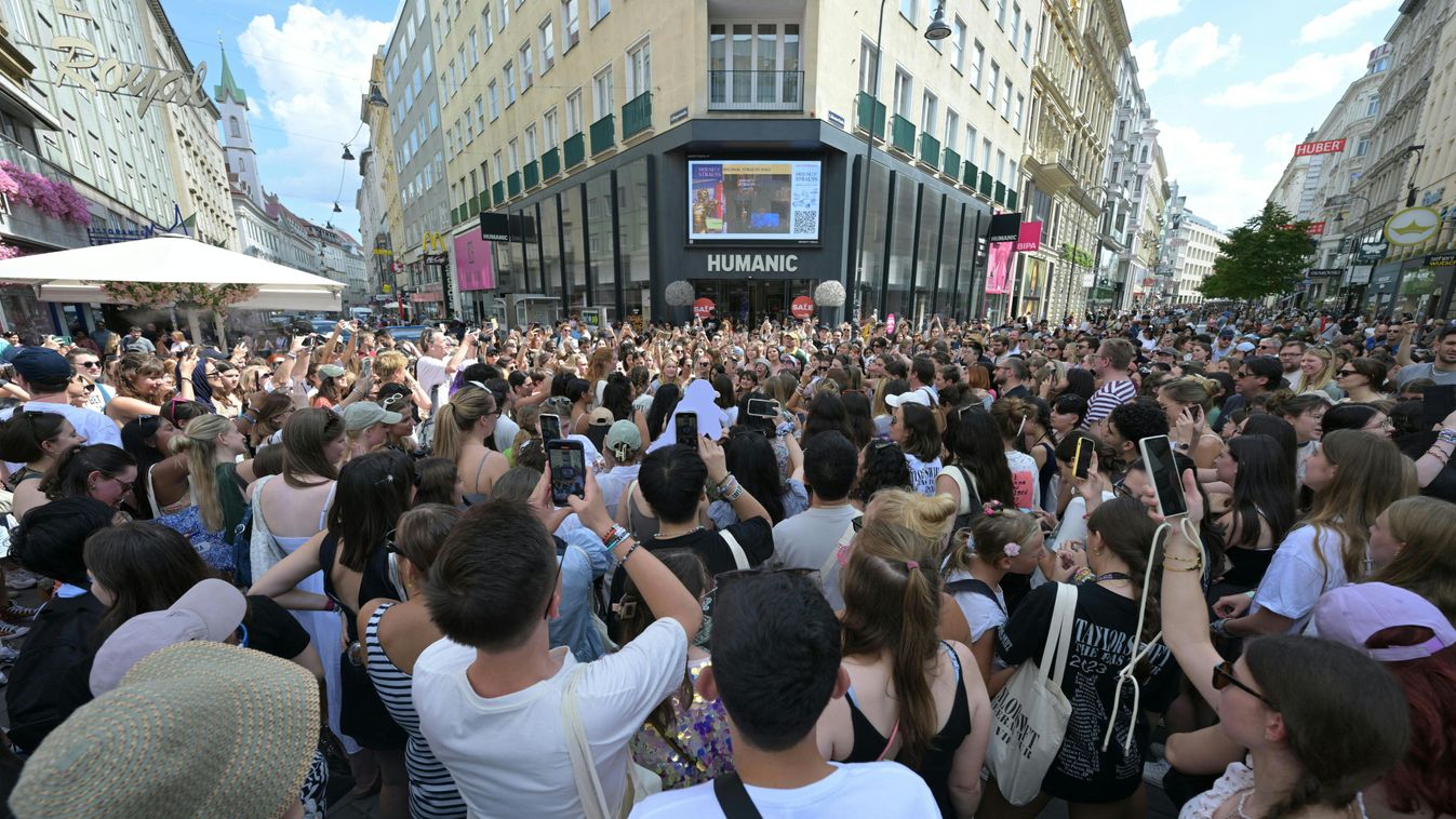 Fans of US singer Taylor Swift - swifties - gather in Vienna, Austria, on August 8, 2024, after concerts of the star were cancelled at the last minute. Austrian authorities detained two suspects for allegedly plotting to attack Taylor Switft's Vienna concerts. A 19-year-old IS sympathiser was planning a suicide attack designed to kill many people, the intelligence agency said. (Photo by ROLAND SCHLAGER / APA / AFP) / Austria OUT