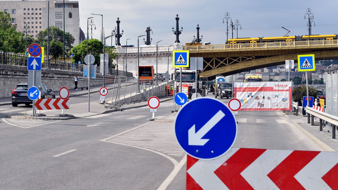 Budapest, 2021. június 7.
Lezárják az Idõsebb Antall József rakpartot az Eötvös tér és a Margit híd között, mert megkezdõdött az útszakaszt átépítése 2021. június 7-én. A korszerûsítés után gyalogosbarát lesz a pesti alsó rakpart és 35 fát is telepítenek.
MTI/Máthé Zoltán