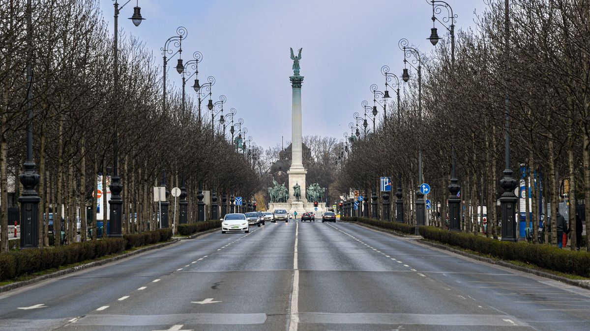 Alig hittek a szemüknek a rendőrök, éjjeli ámokfutás volt az Andrássy úton, a száguldó autóból ugrott ki a sofőr