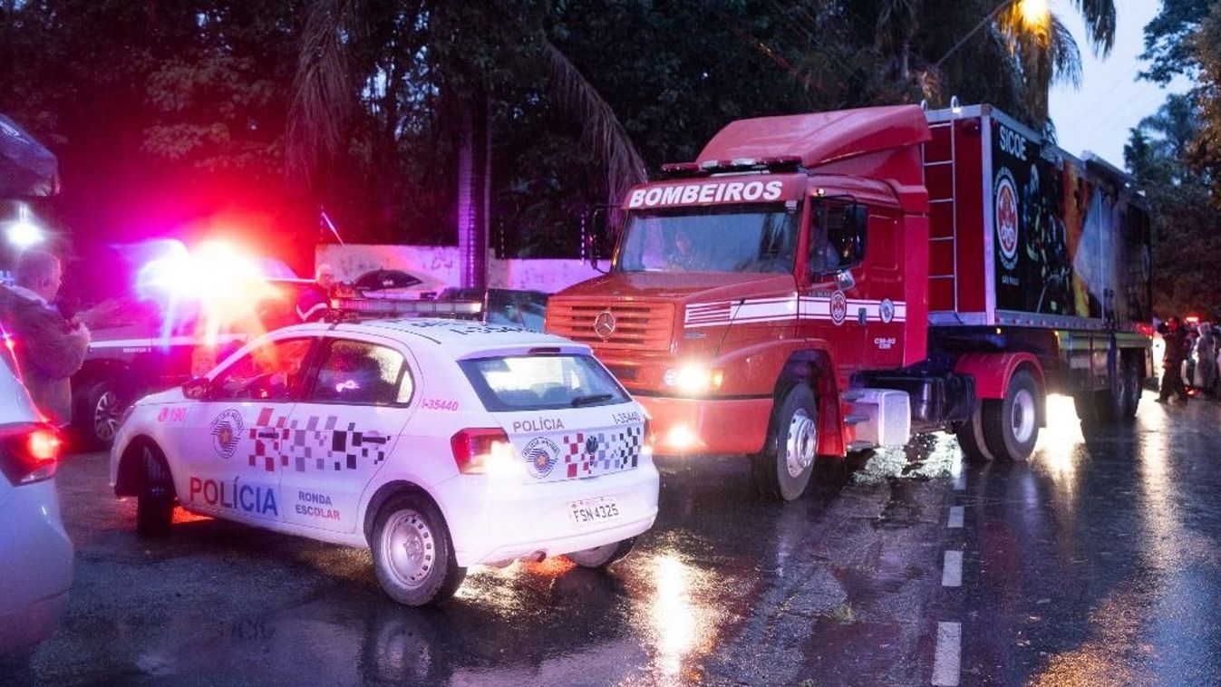 Egy tűzoltóautó látható a repülőgép-baleset helyén Vinhedóban, Sao Paulótól kb. 100 km-re (Brazília) 2024. augusztus 9-én. A VoePass egyik ATR-72 típusú repülőgépe lezuhant. A gép Cascavelből indult, és a Guarulhos repülőtéren kellett volna leszállnia. 