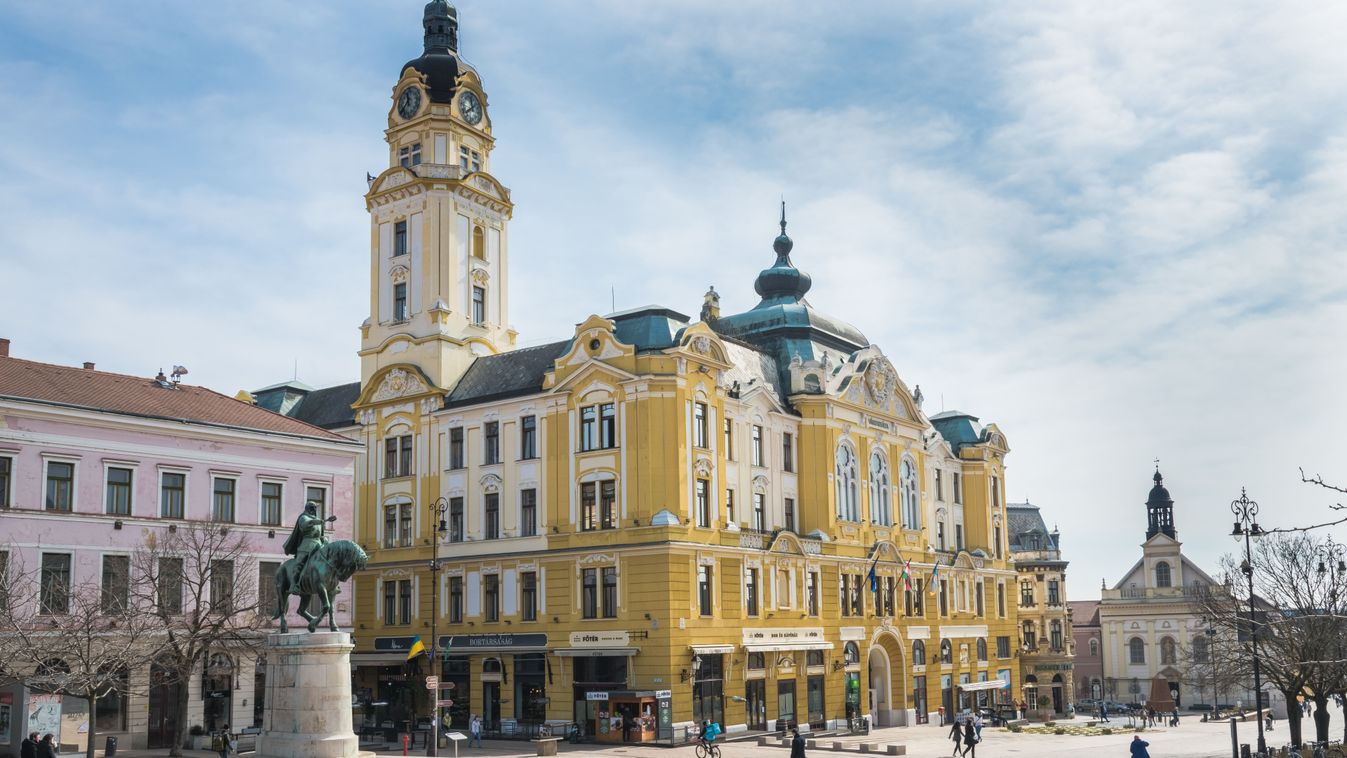 Pécs, 2021. március 11.
A Városháza épülete a Széchenyi tér 1. szám alatt. A jelenlegi épület 1907-ben készült el neobarokk stílusban Láng Adolf tervei alapján. A torony csúcsán Pécs város szabad királyi oklevelének címere látható, melyet 1780-ban a szabad királyi jogokkal együtt adományozott a városnak Mária Terézia és fia II. József. Balra Hunyadi János-szobor, Pátzay Pál alkotása (1956).
MTVA/Faludi Imre
***************************
Kedves Felhasználó!
Ez a fotó nem a Duna Médiaszolgáltató Zrt./MTI által készített és kiadott fényképfelvétel, így harmadik személy által támasztott bárminemû  különösen szerzõi jogi, szomszédos jogi és személyiségi jogi  igényért a fotó szerzõje/jogutódja közvetlenül maga áll helyt, az MTVA felelõssége e körben kizárt.