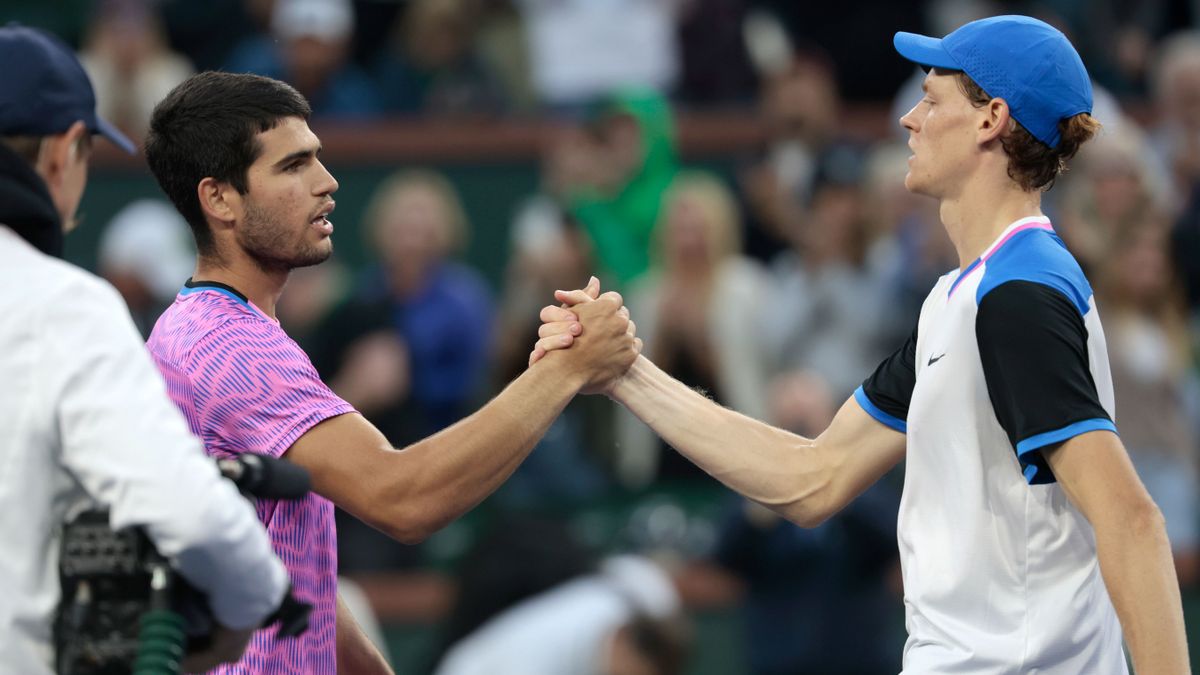 epa11225092 Carlos Alcaraz of Spain (L) greets Jannik Sinner of US Open Italy (R) after winning match point  during the men’s semifinal match at the BNP Paribas Open in Indian Wells, California, USA, 16 March 2024.  dopping vizsgálat klosztebol