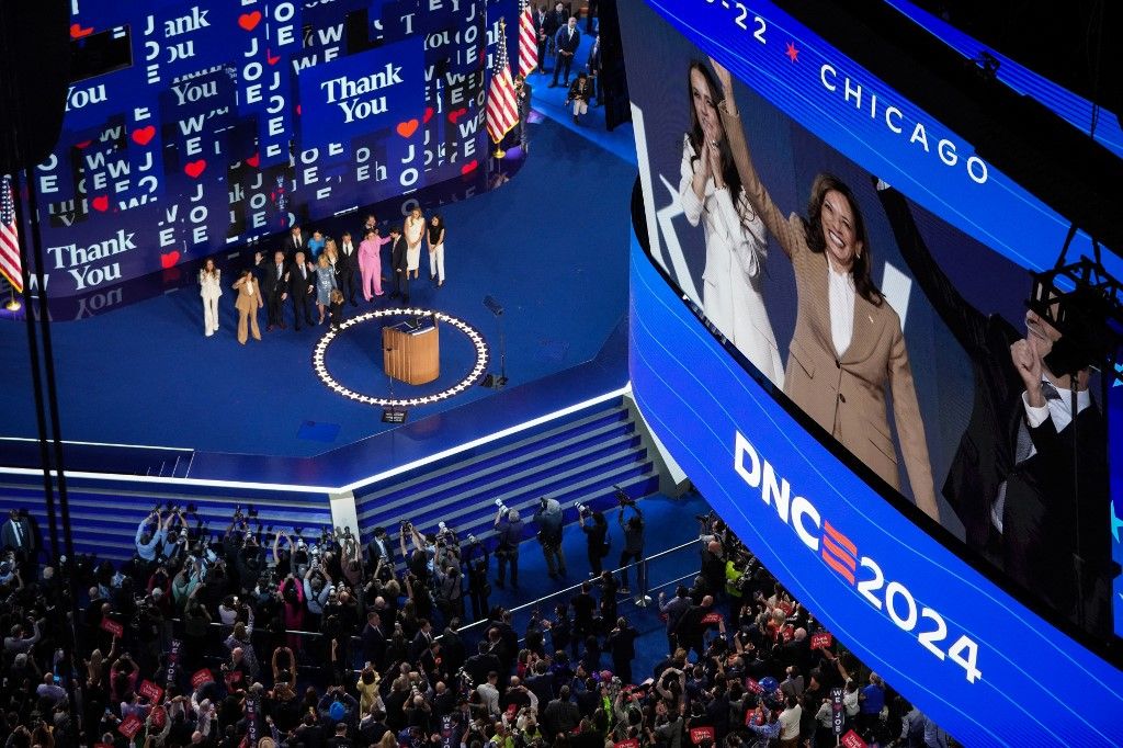 Ashley Biden első lánya és Kamala Harris demokrata elnökjelölt, amerikai alelnök a színpadon a Demokrata Nemzeti Kongresszus első napján a United Centerben 2024. augusztus 19-én, Chicagóban, Illinois államban.