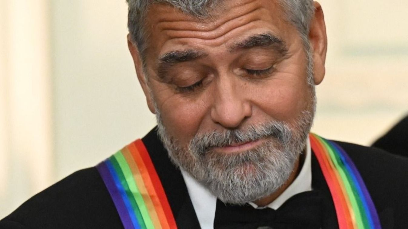 A Kennedy Center kitüntetett amerikai színész, George Clooney részt vesz a Kennedy Center kitüntetettjei fogadásán a washingtoni Fehér Ház keleti termében 2022. december 4-én.