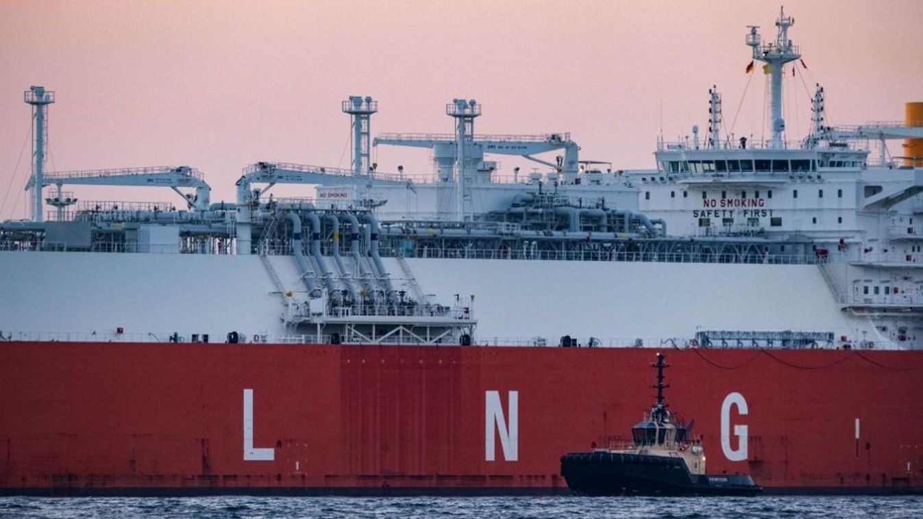 A „Hellas Diana” LNG-tanker vontatóhajók kíséretében LNG-szállítmányt szállít a „Deutsche Ostsee” energetikai terminálra. 