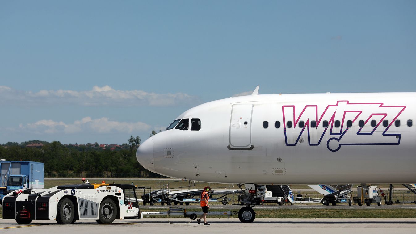 LUS_3213 Illustration: Wizz Air plane at Budapest's Liszt Ferenc International Airport (Photo: Vilaggazdasag / Gyorgy Kallus)
(különböző illusztrációs anyagok) 

Fotó: Kallus György  LUS  
Világgazdaság  VG 

A képen: Wizzair 
repülőgép