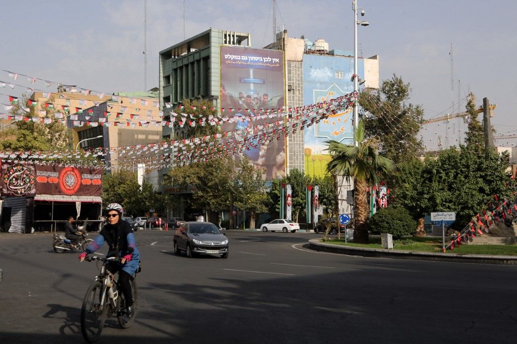 Óriási Izrael-ellenes transzparens egy épület homlokzatán a Palesztina téren, Teheránban, Iránban 2024. augusztus 5-én. (Fotó: Fatemeh Bahrami / ANADOLU / Anadolu az AFP-n keresztül)