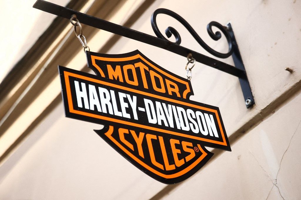 A Harley-Davidson logó látható a lengyelországi krakkói üzlet közelében 2024. január 24-én.