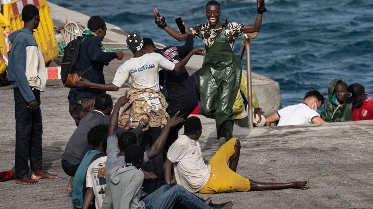Illegális migránsok százai ostromolják Spanyolország határát