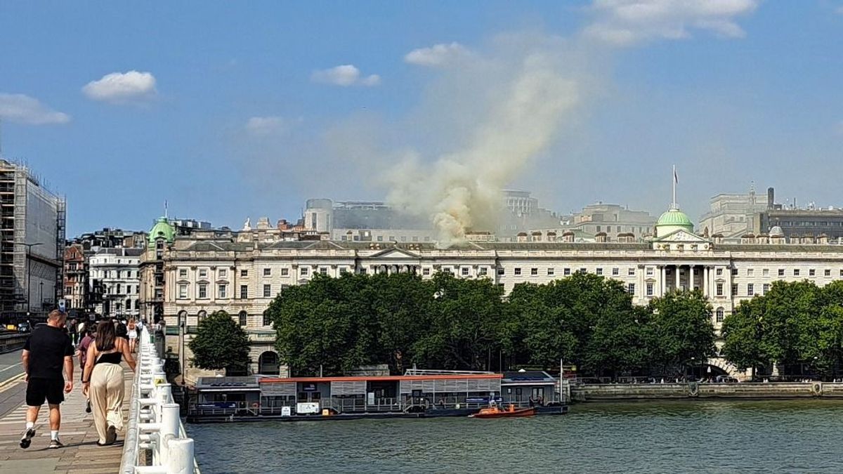 Kigyulladt egy lakásoknak is helyet adó épület Londonban
