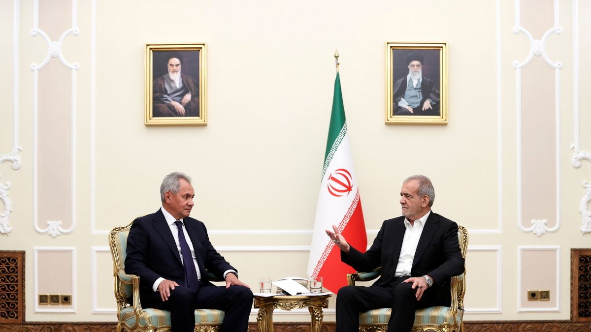 Nagy baj készül, Irán figyelmeztette a polgári repülők pilótáit