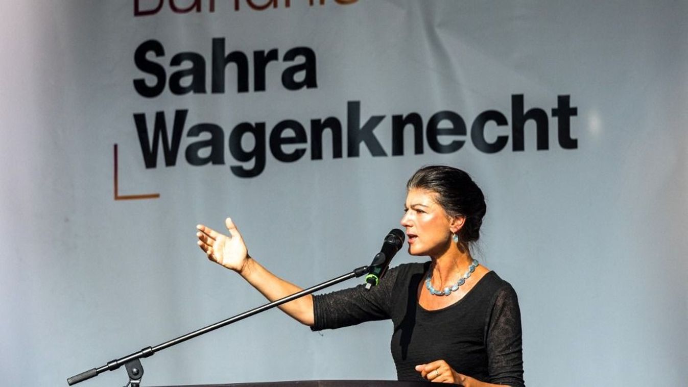 A baloldali Sahra Wagenknecht Szövetség (BSW) vezetője, Sahra Wagenknecht
beszédet mond a 2024. augusztus 20-án a kelet-németországi Altenburgban, Türingiában, a Türingiában 2024. szeptember 1-jén tartandó tartományi választások előtt tartott választási kampánygyűlésen.