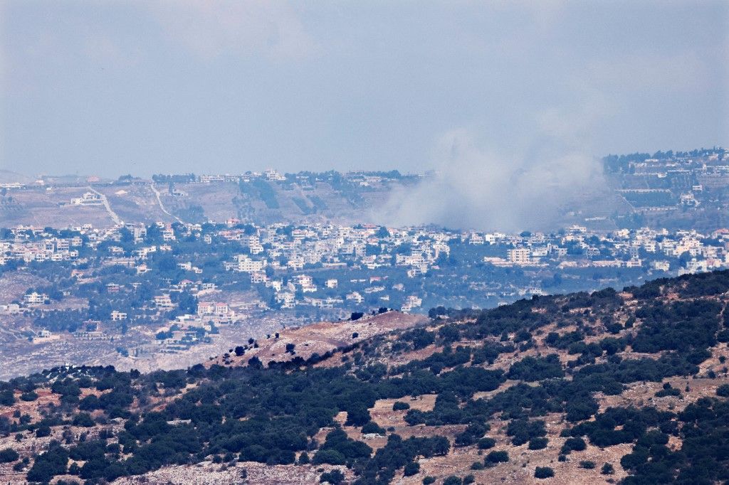 Ezen az Észak-Izraelből készült képen füst gomolyog egy dél-libanoni határfalu izraeli bombázása közben 2024. augusztus 6-án. (Fotó: Jalaa MAREY / AFP)