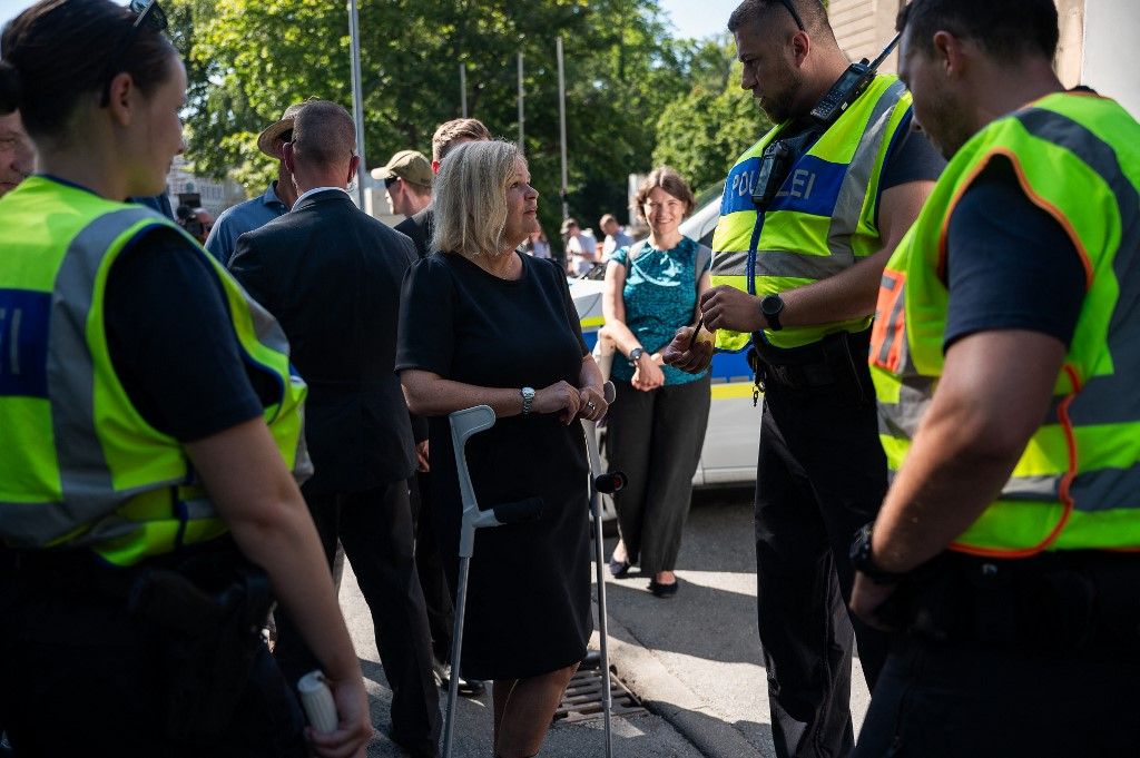 Nancy Faeser szövetségi belügyminiszter (SPD, M) beszél a szövetségi rendőrség tiszteivel a szövetségi rendőrség ellenőrző pontján a görlitzi Stadtbrücke határátkelőnél.