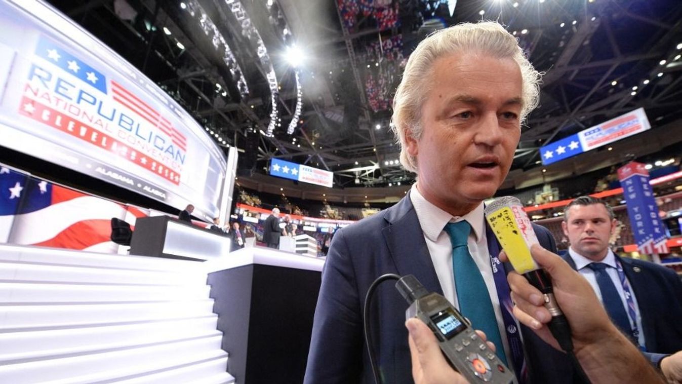 Gert Wilders holland politikus újságírókkal beszélget a kongresszuson a republikánus nemzeti konvenció második napjának kezdete előtt az ohiói Clevelandben