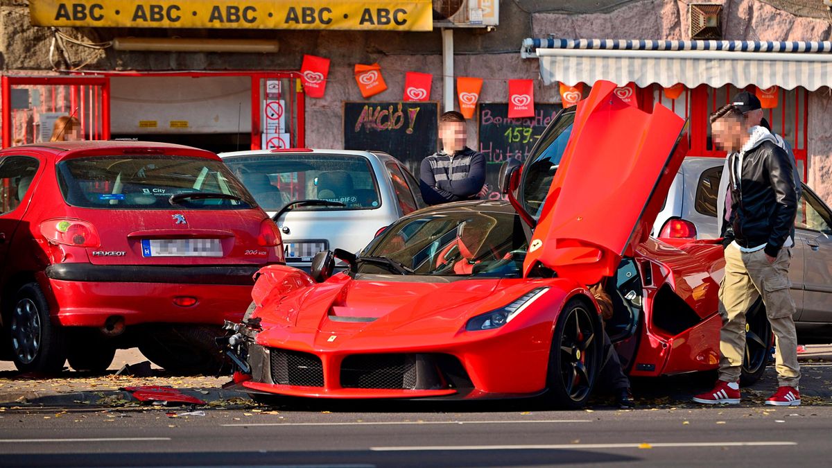 Budapest, 2015. október 31.
Egy LaFerrari Budapesten, a Váci úton, miután három parkoló autónak üközött 2015. október 31-én. A balesetben senki nem sérült meg.
MTI/Mihádák Zoltán