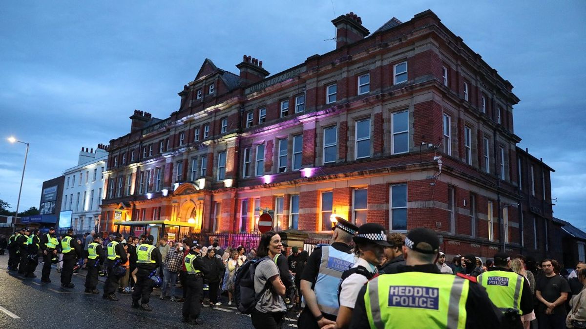 Tüntetők és rendőrök csaptak össze a briteknél + videó