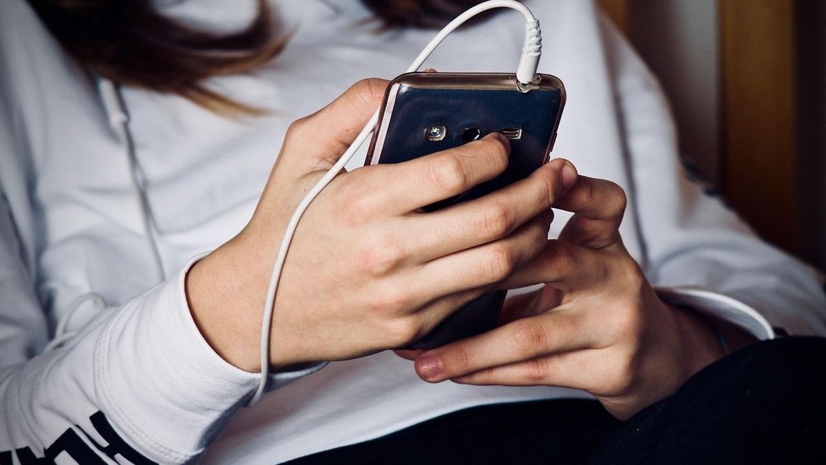 Egyre több országban tiltják ki a mobiltelefonokat az iskolákból