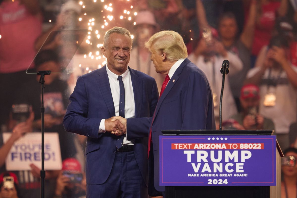 Robert F. Kennedy Jr. és Donald Trump volt amerikai elnök és republikánus párti elnökjelölt kezet fog az arizonai Glendale-ben tartott kampánygyűlésén 2024. augusztus 23-án