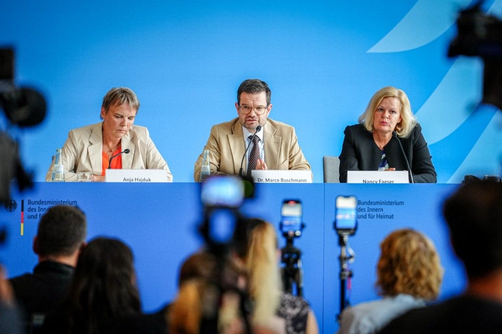 Nancy Faeser (SPD, r), szövetségi bel- és belügyminiszter, Marco Buschmann (FDP), szövetségi igazságügyi miniszter és Anja Hajduk (Alliance 90/The Greens), a szövetségi államtitkár.