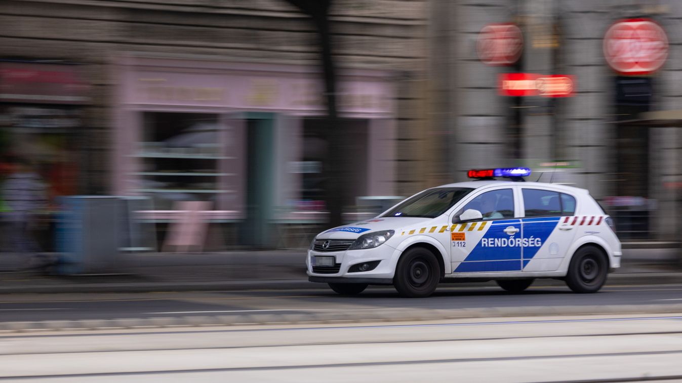 Budapest, 2024. június 29.
Rendõrautó közlekedik a Blaha Lujza tér környékén.
MTVA/Lapis Renáta
***************************
Kedves Felhasználó!
Ez a fotó nem a Duna Médiaszolgáltató Zrt./MTI által készített és kiadott fényképfelvétel, így harmadik személy által támasztott bárminemû – különösen szerzõi jogi, szomszédos jogi és személyiségi jogi – igényért a fotó szerzõje/jogutódja közvetlenül maga áll helyt, az MTVA felelõssége e körben kizárt.