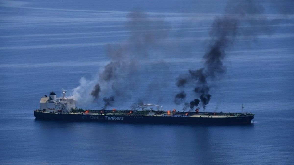 Lángokban áll a húszik által megtámadott tanker