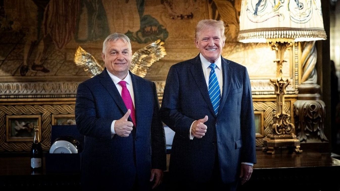 A Magyar Miniszterelnökség által 2024. július 11-én készített és közzétett fotón Orbán Viktor (L) Magyarország miniszterelnöke Donald Trump volt amerikai elnökkel pózol Trump Mar-a-Lago-i birtokán, a floridai Palm Beach-ben.