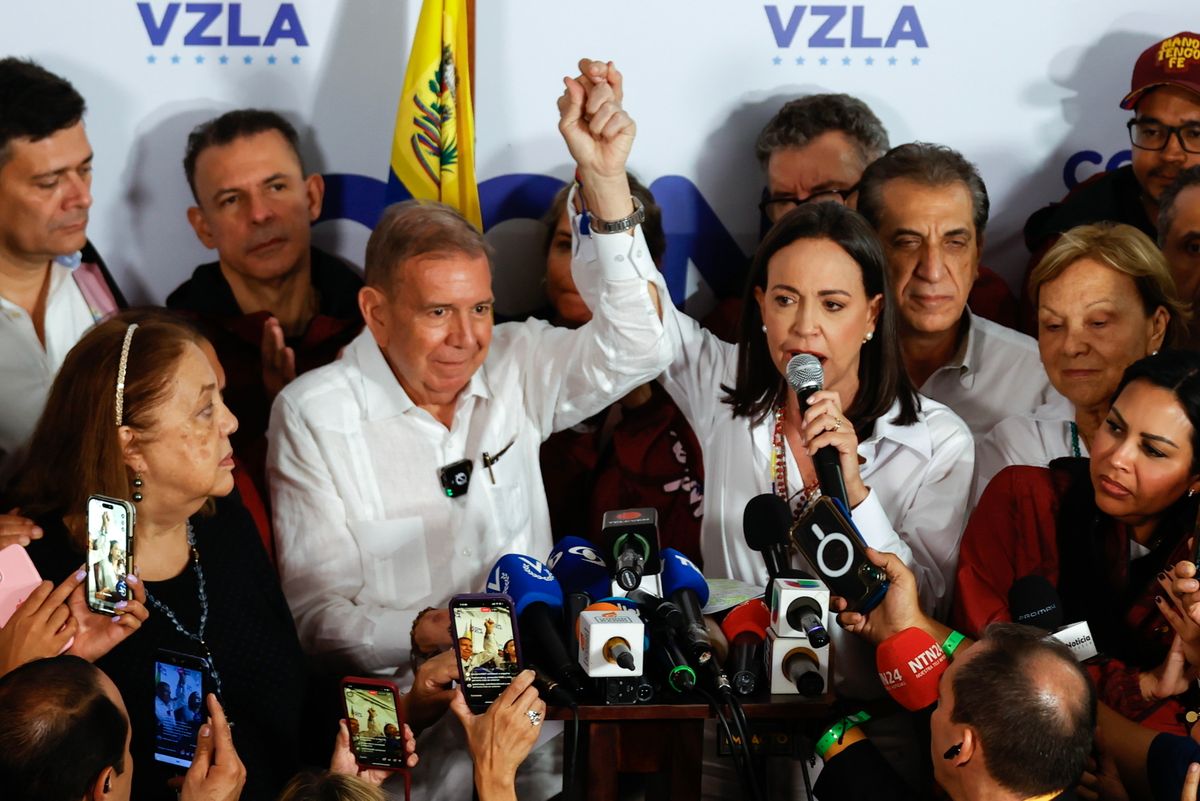 Edmundo González Urrutia, az ellenzéki összefogás, a Venezuelai Egység (Unidad Venezuela) elnökjelöltje (k, balról) és Maria Corina Machado ellenzéki vezető (k, jobbról) sajtótájékoztatót tart az elnökválasztás másnapján Caracasban, 2024. július 29-én hajnalban. (Fotó: MTI/EPA/EFE/Henry Chirinos)